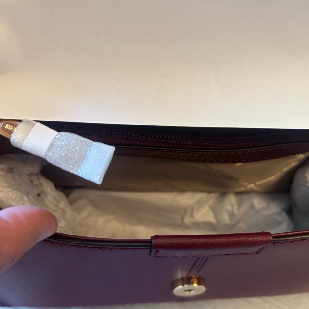 Bnwt MICHAEL KORS Sonia medium genuine leather shoulder handbag in dark cherry. - Picture 4 of 9